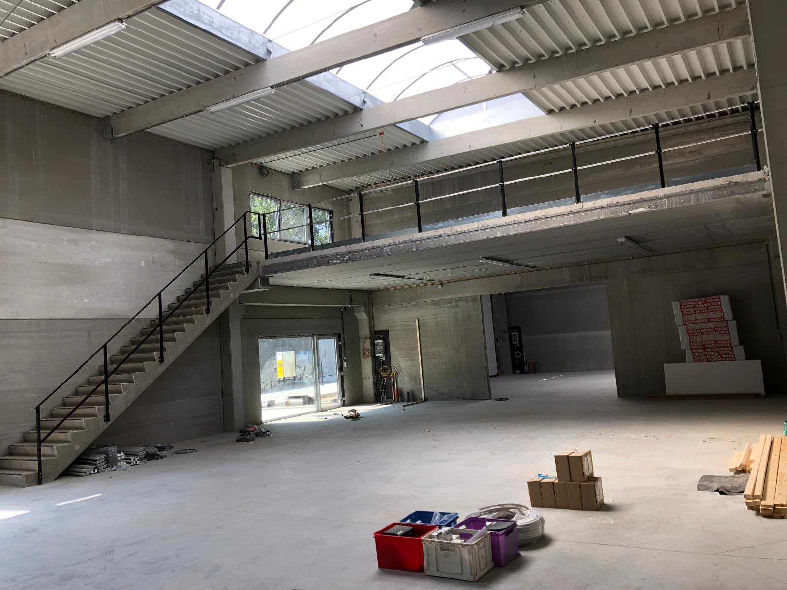 Industriële stalen trap en mezzanine in bedrijfsruimte