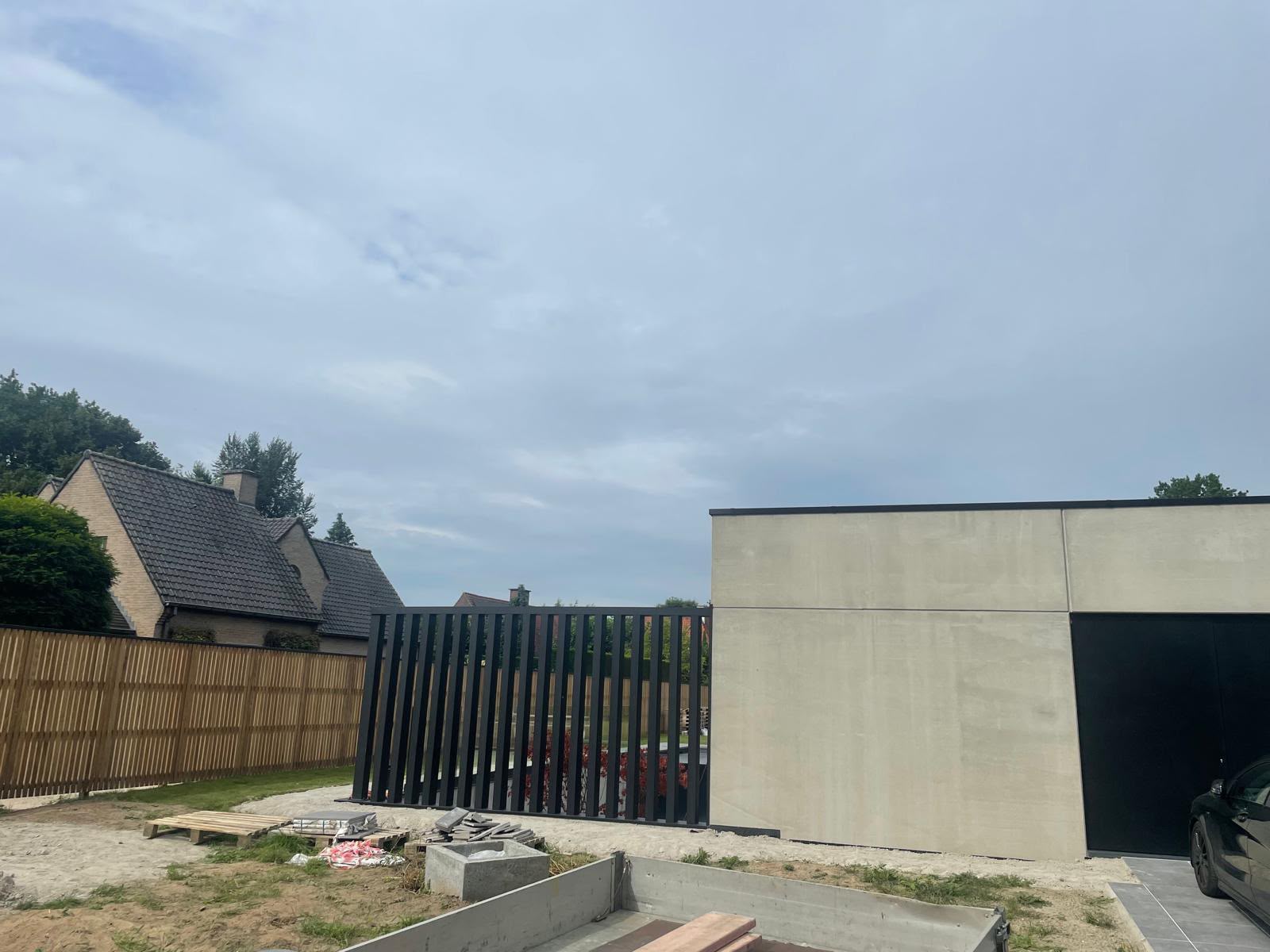 Moderne verticale stalen afsluiting bij woning