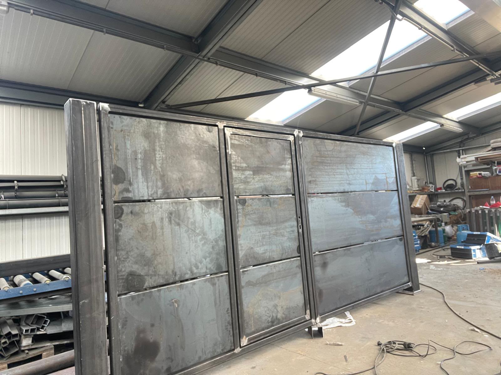 Stalen schuifpoort in productie in atelier